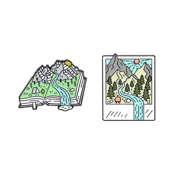 Loominguline Cartoon Väljas Reisi Matkamine Maastiku Kaart, Sõle Mäetippe Ja Jõgede Raamat Kuju Krae Sõle Rinnamikrofon Nööpnõelad